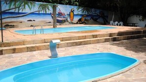 Una piscina al aire libre