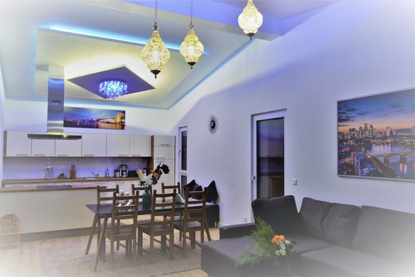 Apartamento família | Área de estar | TV LED 55 polegadas com canais a cabo, TV, pisos aquecidos