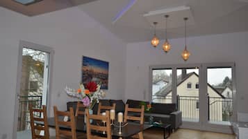Familienapartment | Wohnbereich | 55-Zoll-LED-Fernseher mit Kabelempfang, Fernseher, Fußbodenheizung