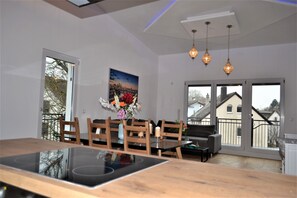 Family Apartment | Living area | 55-inch LED TV with cable channels, TV, heated floors - Unique Apartment 11 (Frankfurt)