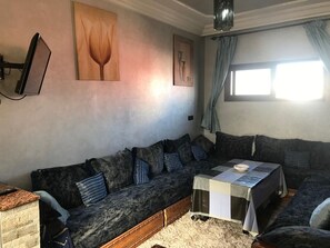 Apartamento, 1 habitación | Sala de estar | Televisión de pantalla plana de 32 pulgadas con canales por satélite