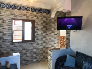 Apartamento, 1 habitación | Sala de estar | Televisión de pantalla plana de 32 pulgadas con canales por satélite