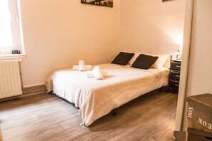 4 bedrooms, iron/ironing board, free WiFi