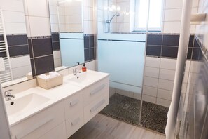 Combined shower/tub, hair dryer
