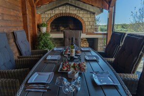 تناول الطعام بالخارج