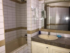 Appartamento, 3 camere da letto | Bagno | Vasca e doccia separate, soffione a pioggia, asciugamani, sapone