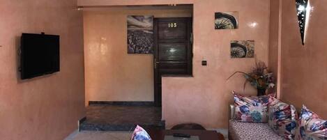 Apartamento, 3 quartos | Sala de estar | TV de tela plana 32 polegadas com canais via satélite, TV