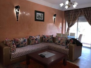 Appartement, 3 slaapkamers | Woonkamer | Een 32-inch flatscreentelevisie met satellietzenders en televisie