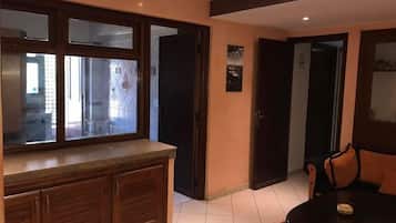 Apartamento, 3 quartos | Área de estar | TV de tela plana 32 polegadas com canais via satélite, TV