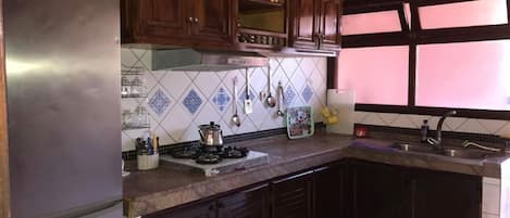 Apartment, 3 Bedrooms | Private kitchen | Fridge, stovetop, cookware/dishes/utensils