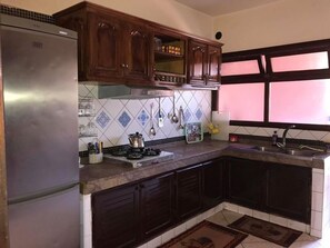 Apartamento, 3 habitaciones | Cocina privada | Frigorífico, placa de cocina y utensilios de cocina