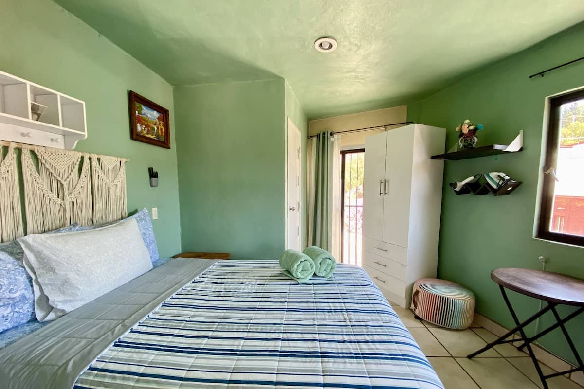 habitación callejón del beso 1 cama doble | Minibar, tende oscuranti, Wi-Fi gratuito