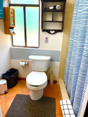 habitación Frida cama doble | 욕실 | 샤워 시설, 타월, 비누, 샴푸