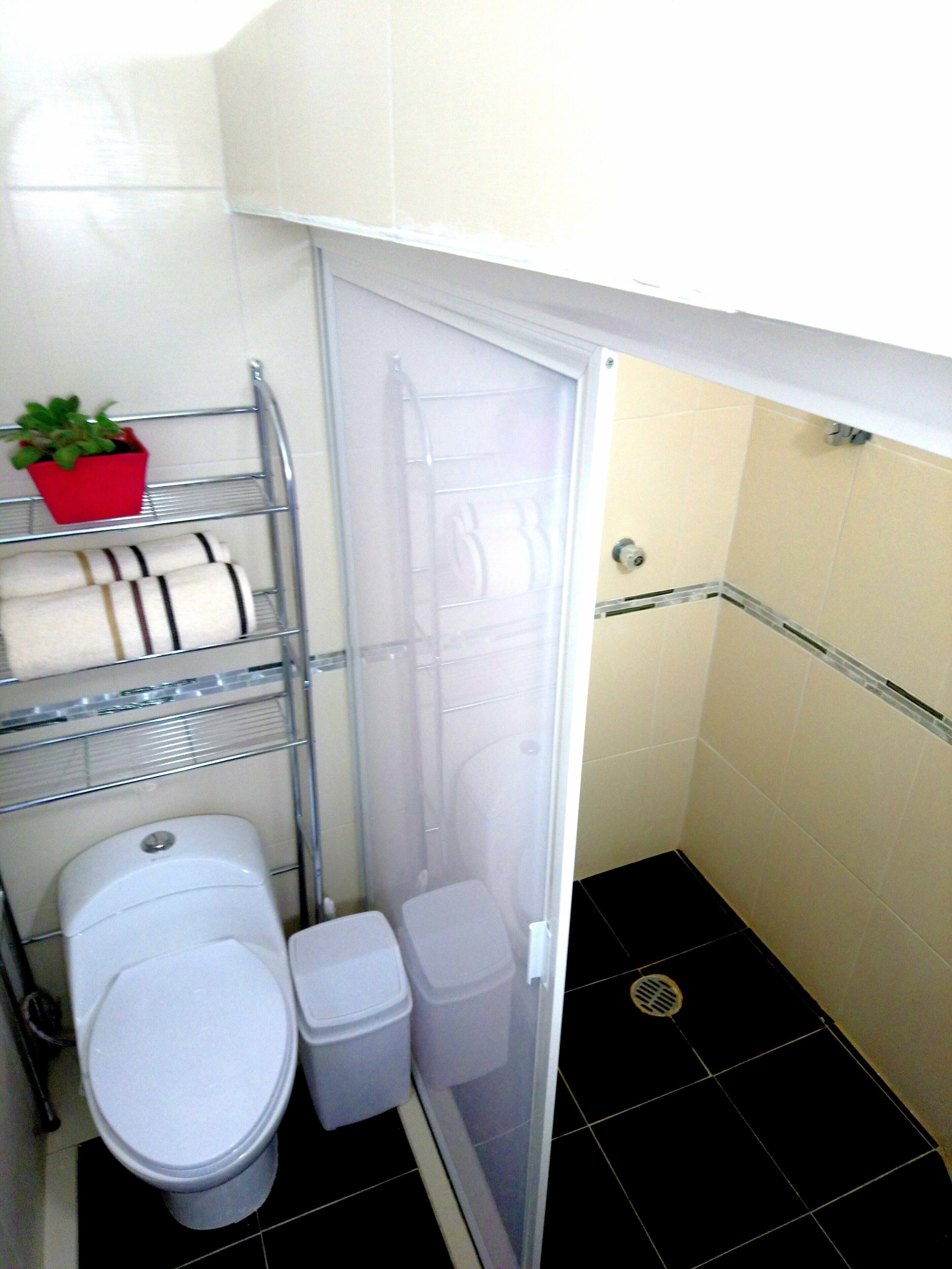 Standaard kamer | Badkamer | Een douche, handdoeken, zeep, shampoo