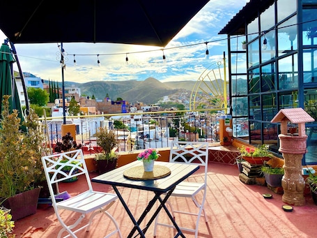 ๋งค์ผ ํ ๋ธ๋ ํผ์คํธ ๋ฌด๋ฃ ์์นจ ์์ฌ ํฌํจ