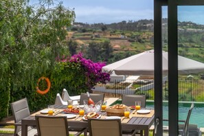 تناول الطعام بالخارج