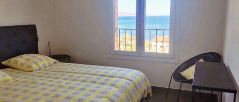 Tabla de planchar con plancha, wifi gratis y ropa de cama