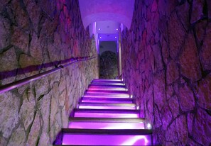 A staircase with stone walls and purple lighting. - B&B Vittorio Emanuele II (Foggia)