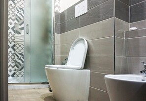 Doccia, asciugacapelli, accappatoio, pantofole