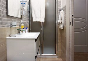 Romantic Room, 1 Bedroom, City View (Umberto I) | Bathroom | Shower, hair dryer, bathrobes, slippers - B&B Vittorio Emanuele II (Foggia)