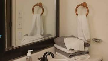 Douche, sèche-cheveux, serviettes fournies