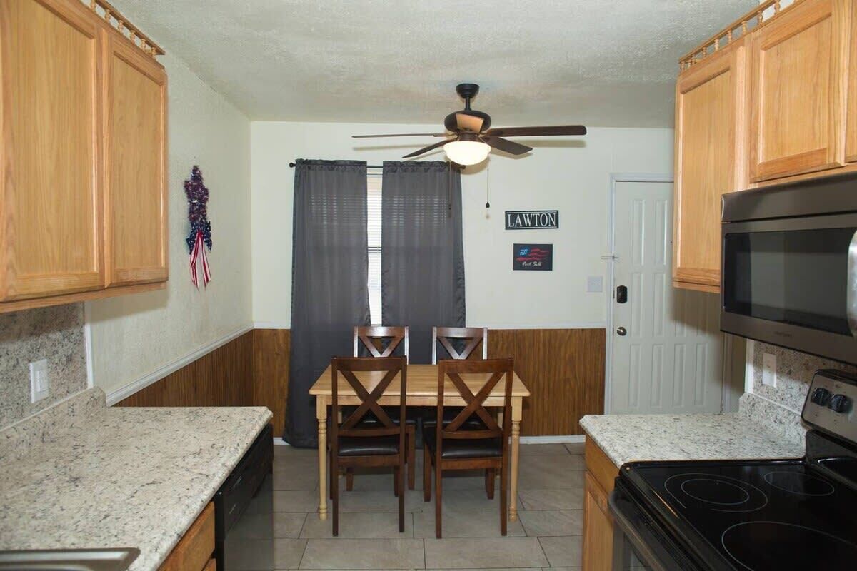 Geladeira, micro-ondas, fogão, cooktop