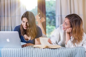 Minibar, coffres-forts dans les chambres, bureau, rideaux occultants