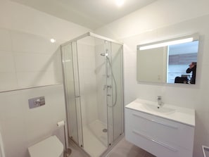 Dusche, Haartrockner, Handtücher