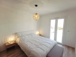 Iron/ironing board, bed sheets