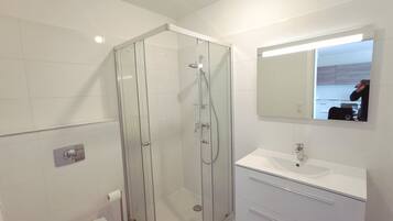 Shower, hair dryer, towels