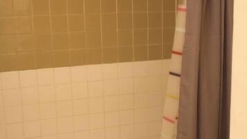 Baignoire, sèche-cheveux, serviettes fournies, savon