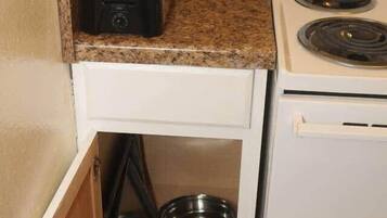 Microwave, oven, coffee/tea maker, cookware/dishes/utensils