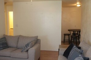 TV - 1 bedroom apartment within sight of Fort Sill (Lawton)