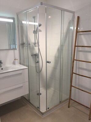 淋浴设施、吹风机、毛巾