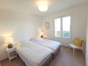 2 bedrooms, iron/ironing board, free WiFi, bed sheets