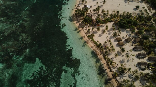 Playa privada, arena blanca, toallas de playa, vóleibol de playa