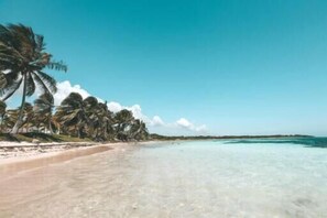 Playa privada, arena blanca, toallas de playa y vóley playa