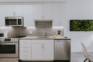Full-size fridge, oven, stovetop, dishwasher - WhyHotel Columbia Merriweather (Columbia)