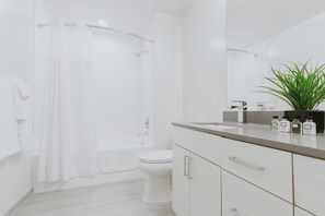 Hair dryer, towels - WhyHotel Columbia Merriweather (Columbia)