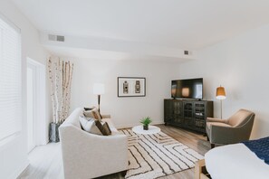 奢華開放式客房 | 客廳 | 55 吋智能電視連有線電視頻道、電視