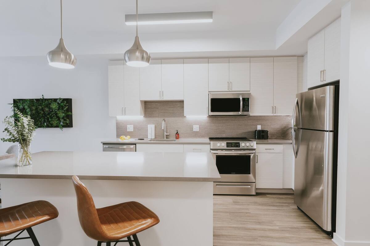 Full-sized fridge, oven, stovetop, dishwasher