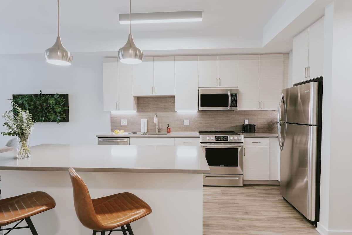 Full-size fridge, oven, stovetop, dishwasher