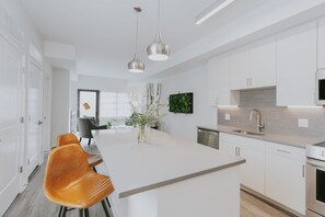 Großer Kühlschrank, Ofen, Herdplatte, Geschirrspüler