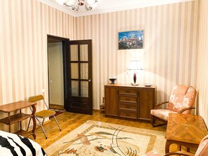 2 bedrooms, iron/ironing board, WiFi