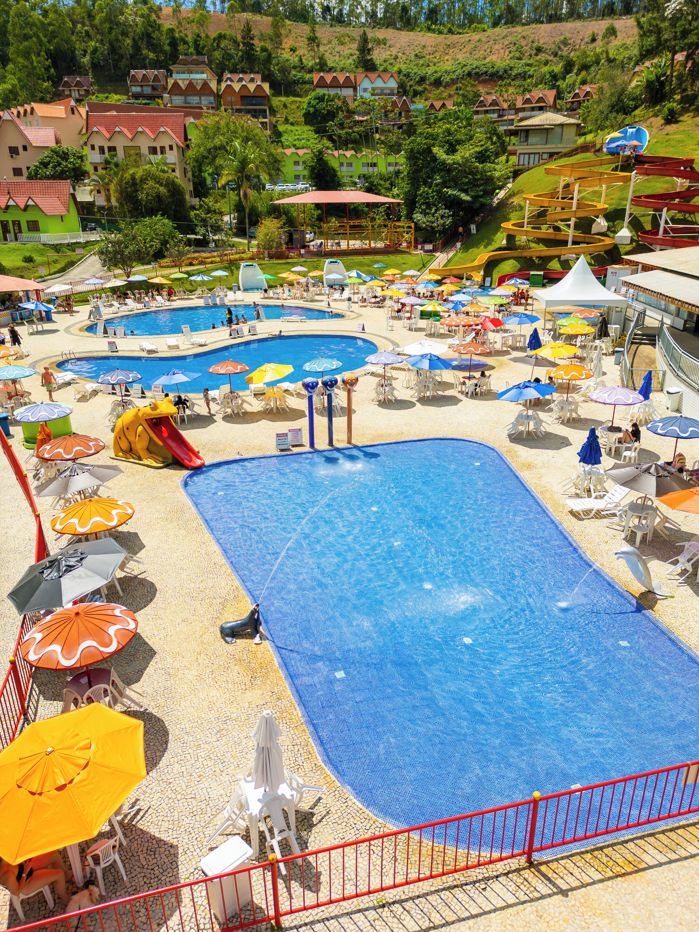 3 Innenpools, 7 Außenpools, Sonnenschirme, Liegestühle