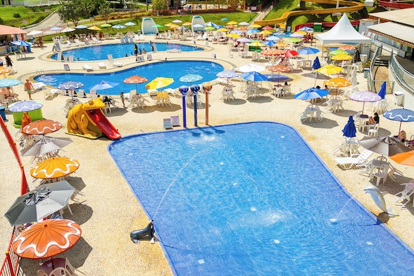 3 piscines couvertes, 7 piscines extérieures, parasols de plage