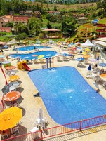 3 piscinas techadas, 7 piscinas al aire libre, sombrillas