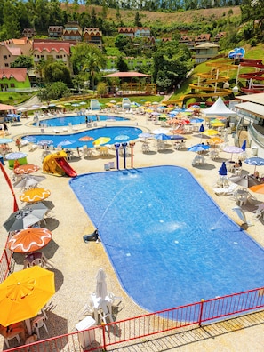 3 piscines couvertes, 7 piscines extérieures, parasols de plage
