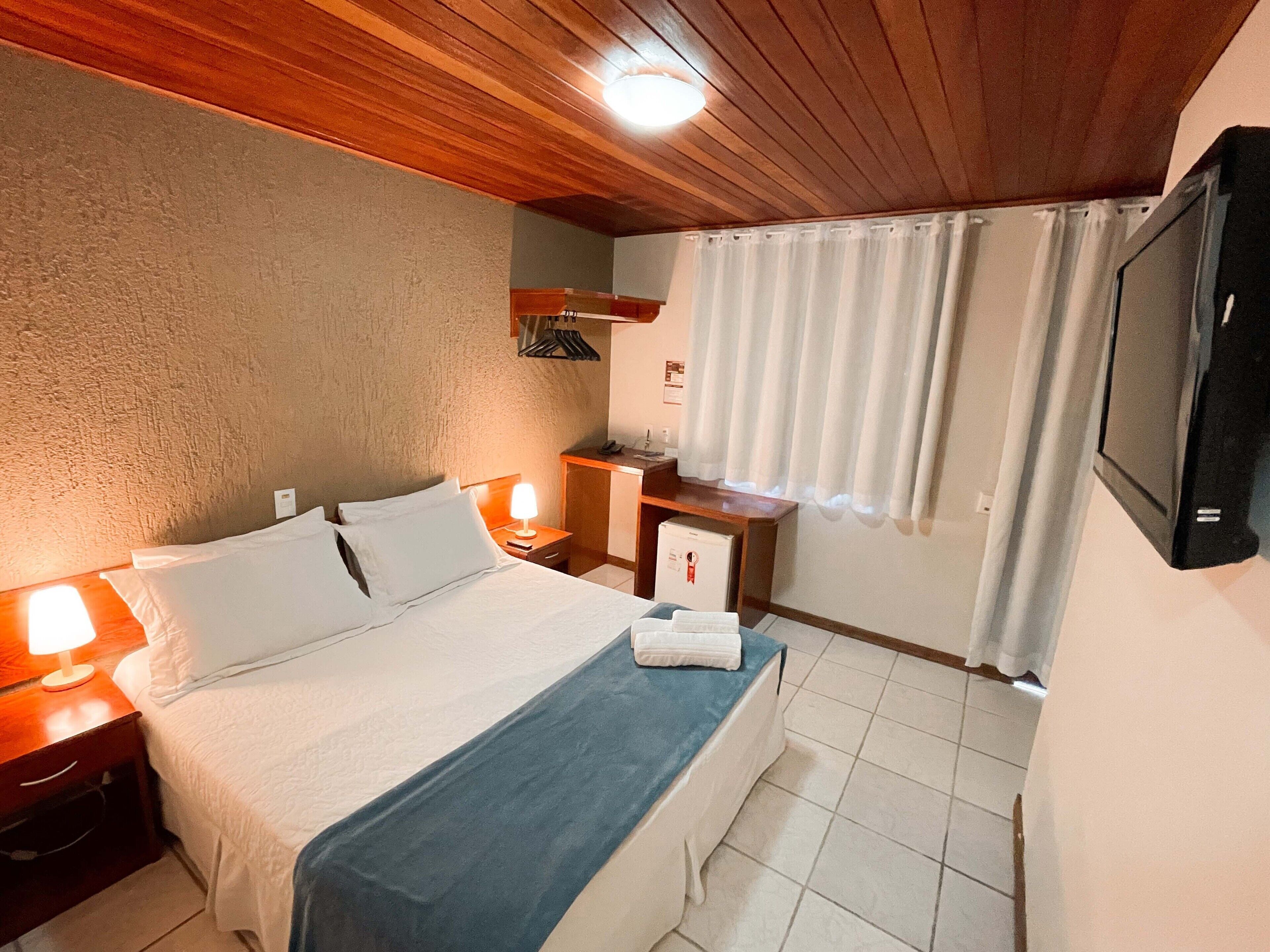 Minibar, caja fuerte, ropa de cama