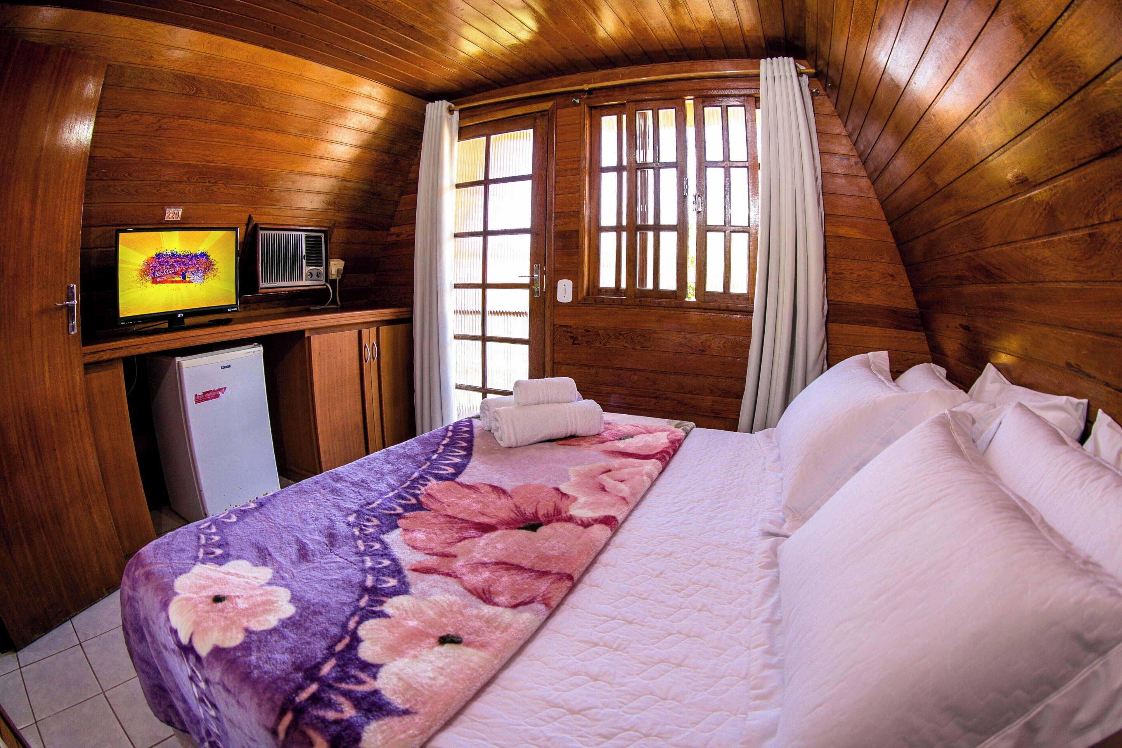 Minibar, in-room safe, bed sheets